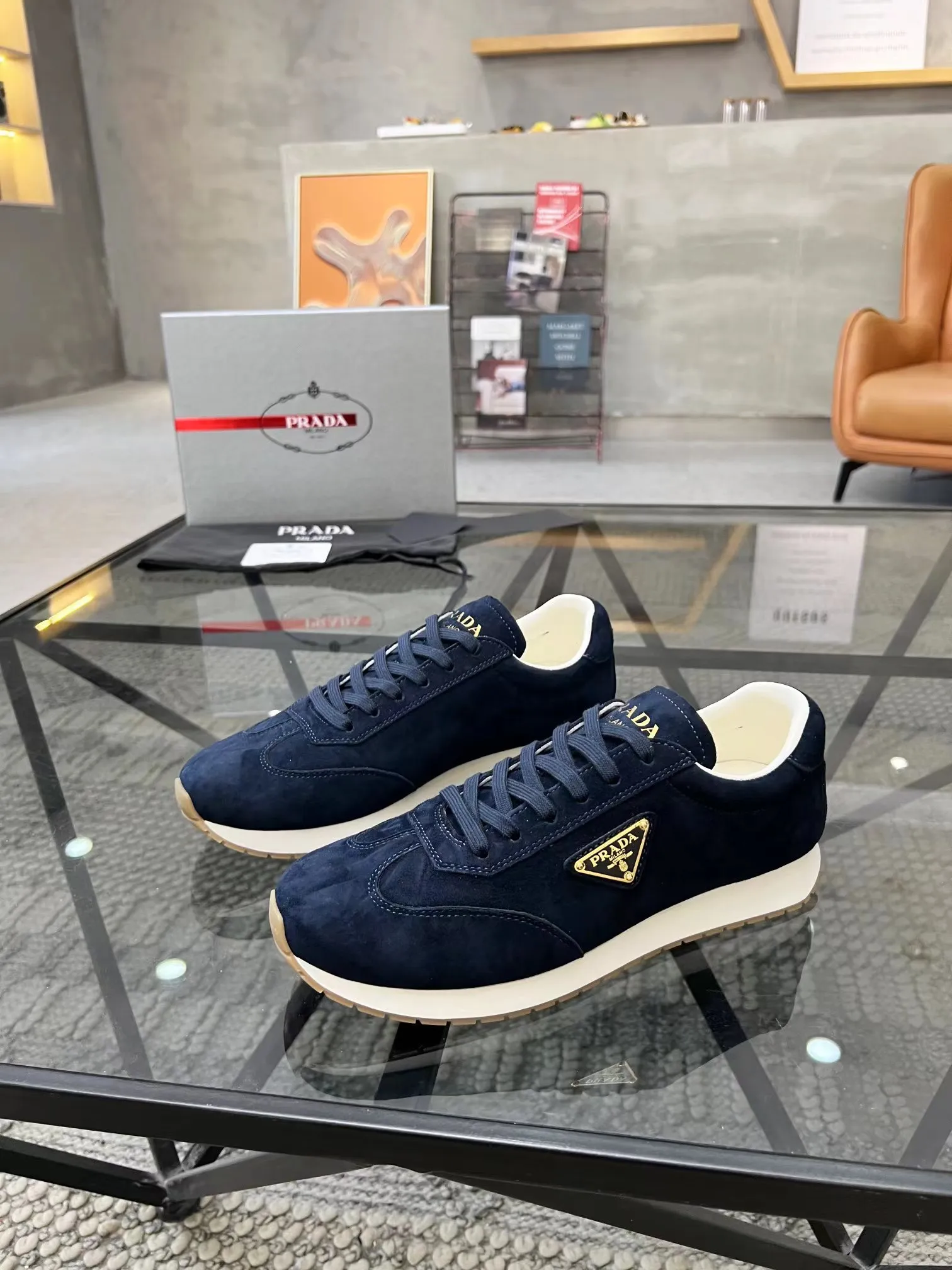 P400 38-45 Prada Prada’s new men’s leather sneakers, the highest version on the market, any comparison is welcome🆚! The original leather has excellent texture and is super high-end! Fetal sheep net lining imported from Italy, removable pad! Luxurious materials and fine workmanship, highly recommended!